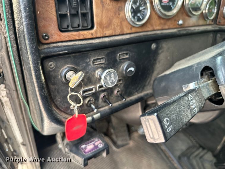 image for item ML9209 2003 Peterbilt 385  semi truck