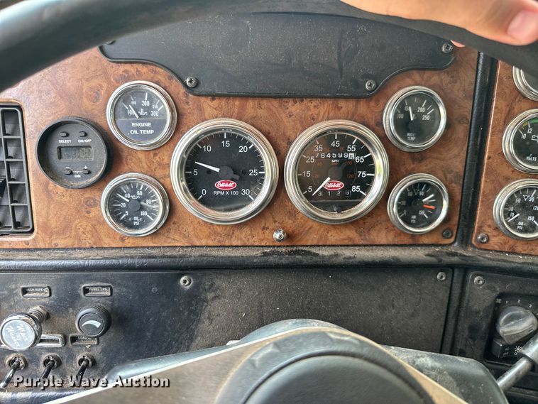 image for item ML9209 2003 Peterbilt 385  semi truck