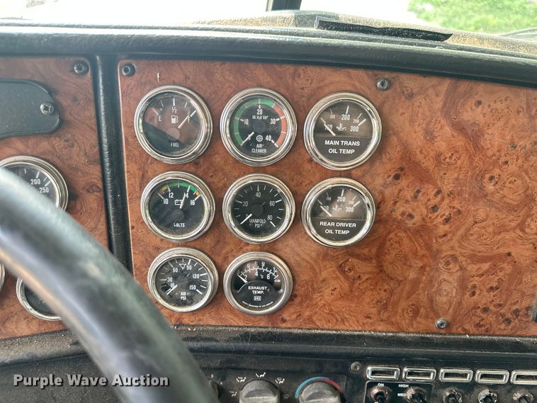 image for item ML9209 2003 Peterbilt 385  semi truck