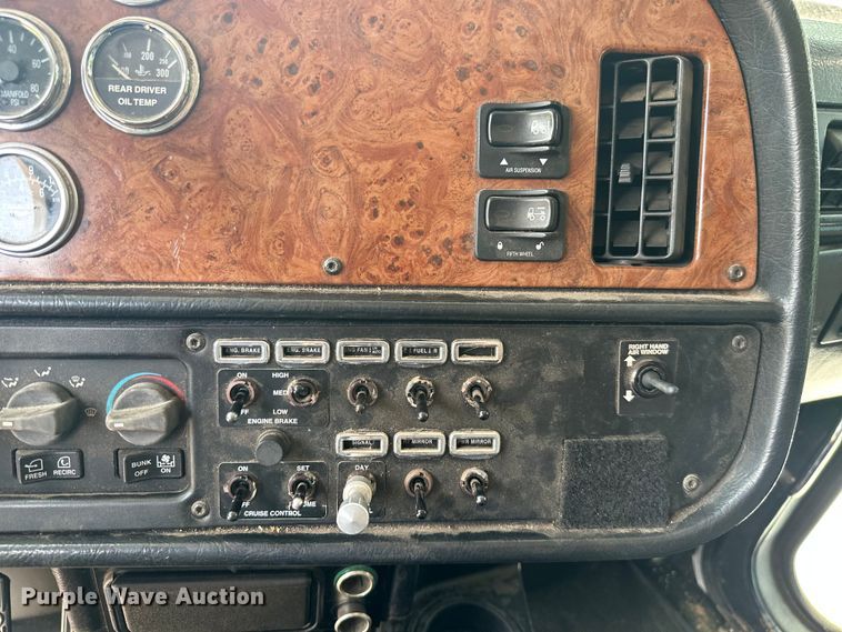 image for item ML9209 2003 Peterbilt 385  semi truck