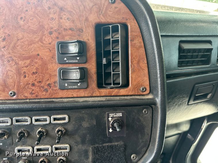 image for item ML9209 2003 Peterbilt 385  semi truck