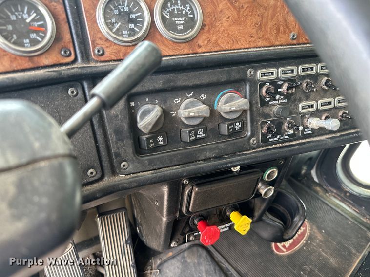 image for item ML9209 2003 Peterbilt 385  semi truck