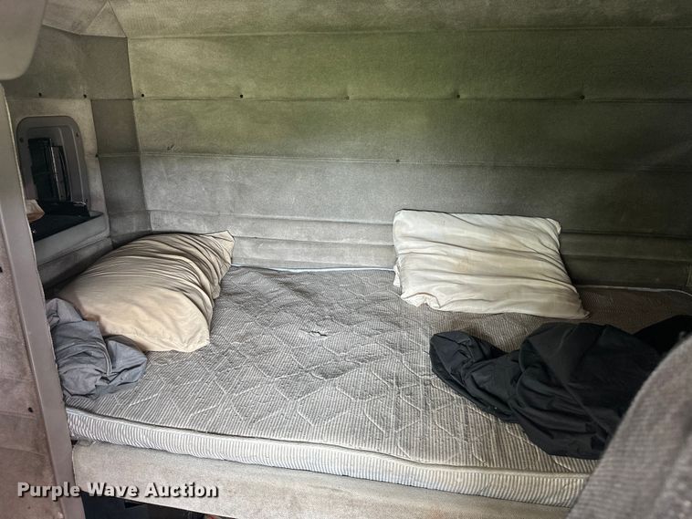 image for item ML9209 2003 Peterbilt 385  semi truck