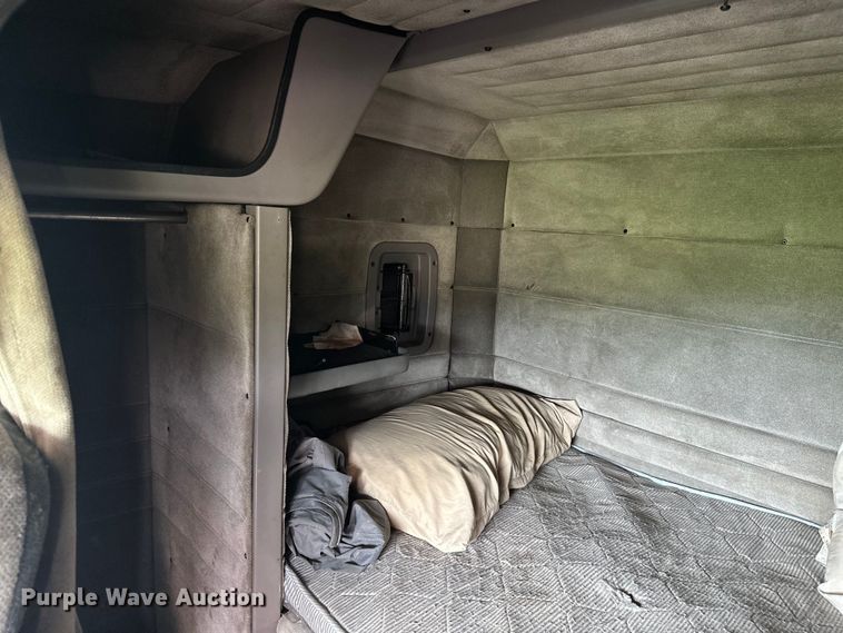 image for item ML9209 2003 Peterbilt 385  semi truck