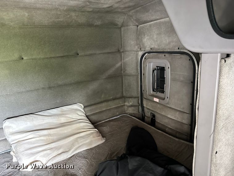 image for item ML9209 2003 Peterbilt 385  semi truck