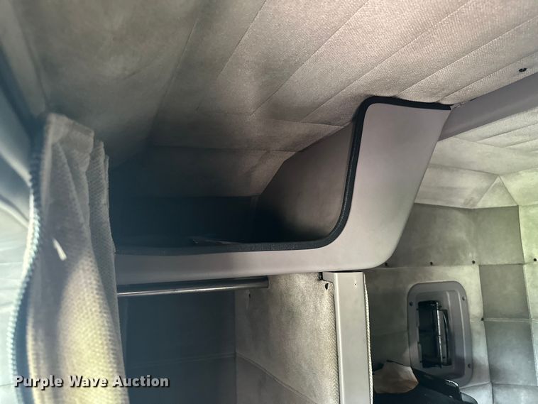 image for item ML9209 2003 Peterbilt 385  semi truck