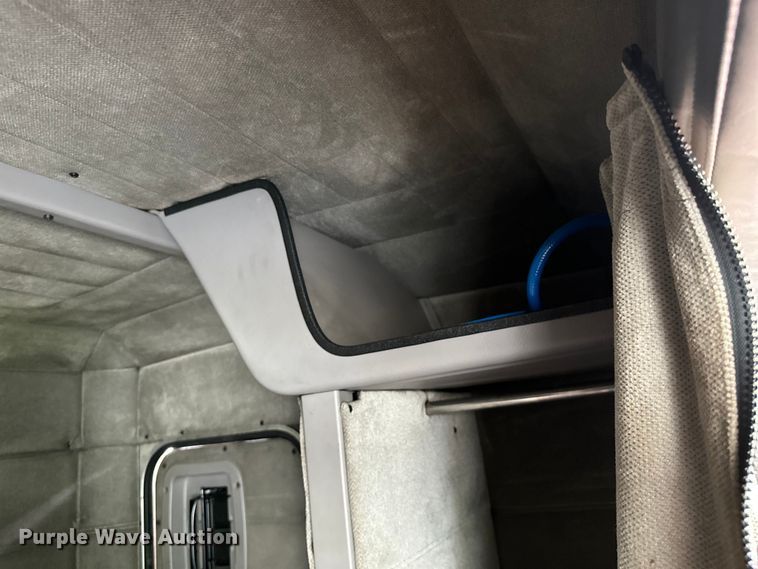 image for item ML9209 2003 Peterbilt 385  semi truck