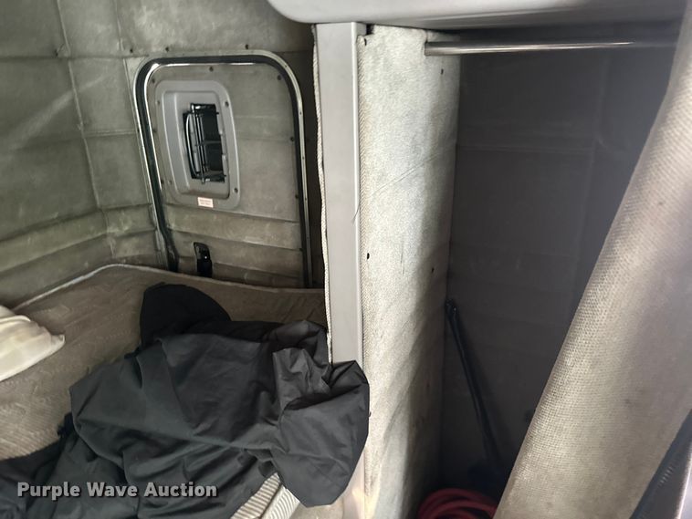 image for item ML9209 2003 Peterbilt 385  semi truck