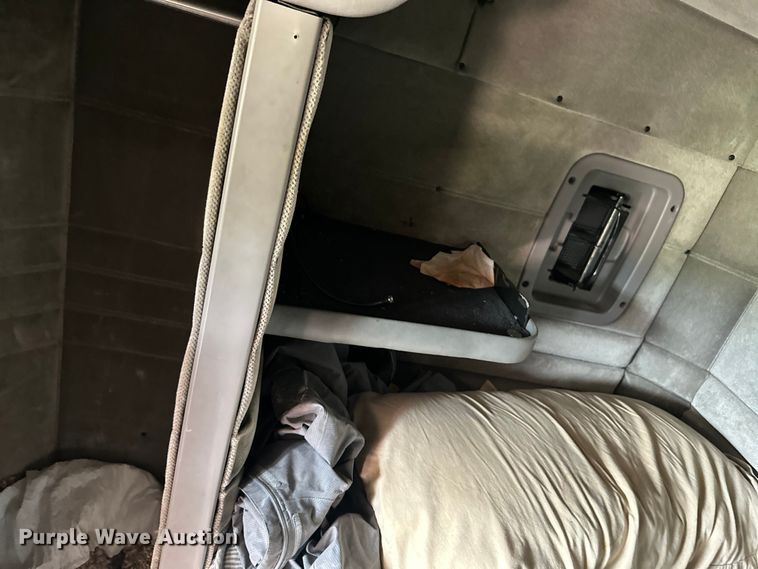 image for item ML9209 2003 Peterbilt 385  semi truck