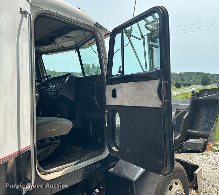 image for item ML9209 2003 Peterbilt 385  semi truck