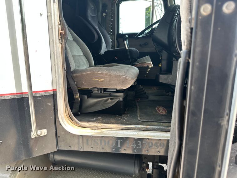 image for item ML9209 2003 Peterbilt 385  semi truck