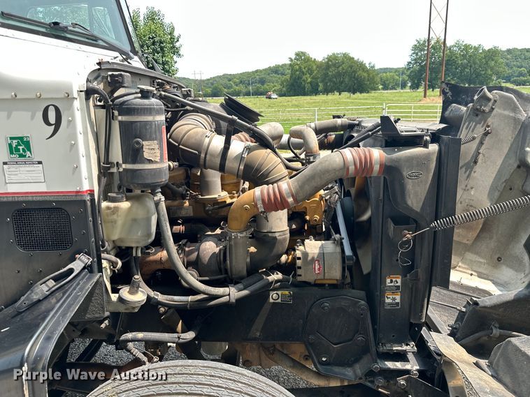 image for item ML9209 2003 Peterbilt 385  semi truck