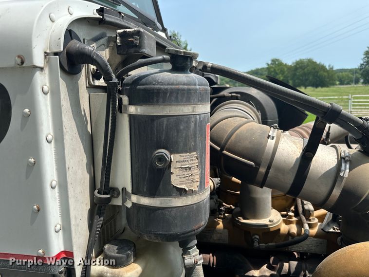 image for item ML9209 2003 Peterbilt 385  semi truck