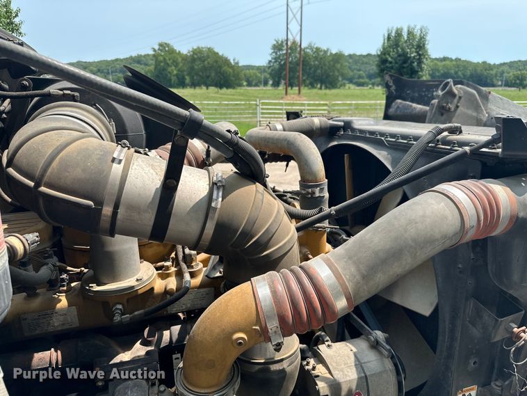 image for item ML9209 2003 Peterbilt 385  semi truck