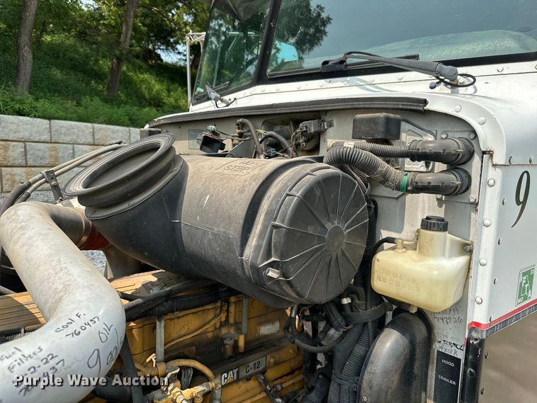 image for item ML9209 2003 Peterbilt 385  semi truck