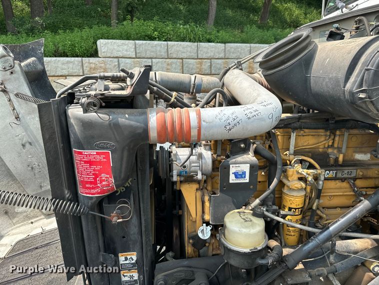 image for item ML9209 2003 Peterbilt 385  semi truck