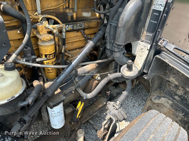 image for item ML9209 2003 Peterbilt 385  semi truck