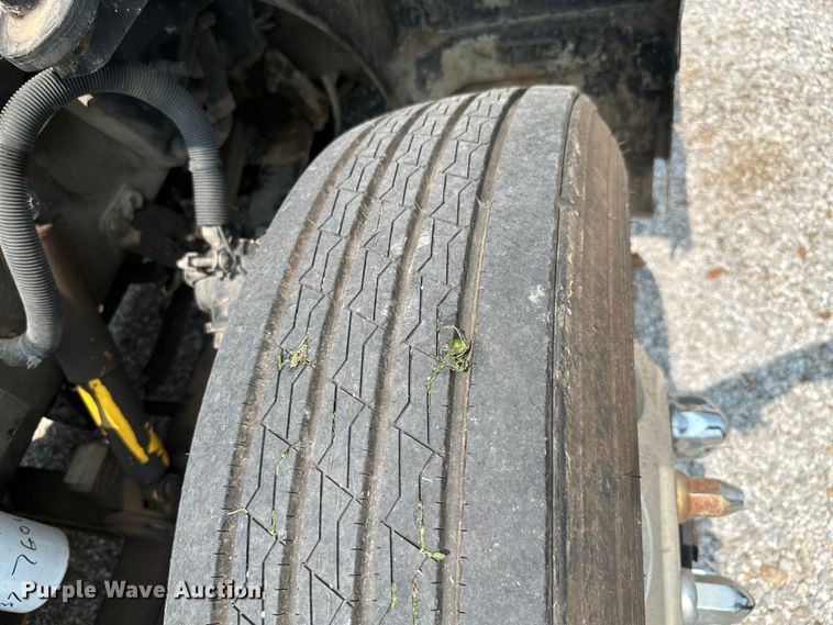 image for item ML9209 2003 Peterbilt 385  semi truck