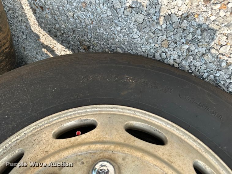 image for item ML9209 2003 Peterbilt 385  semi truck