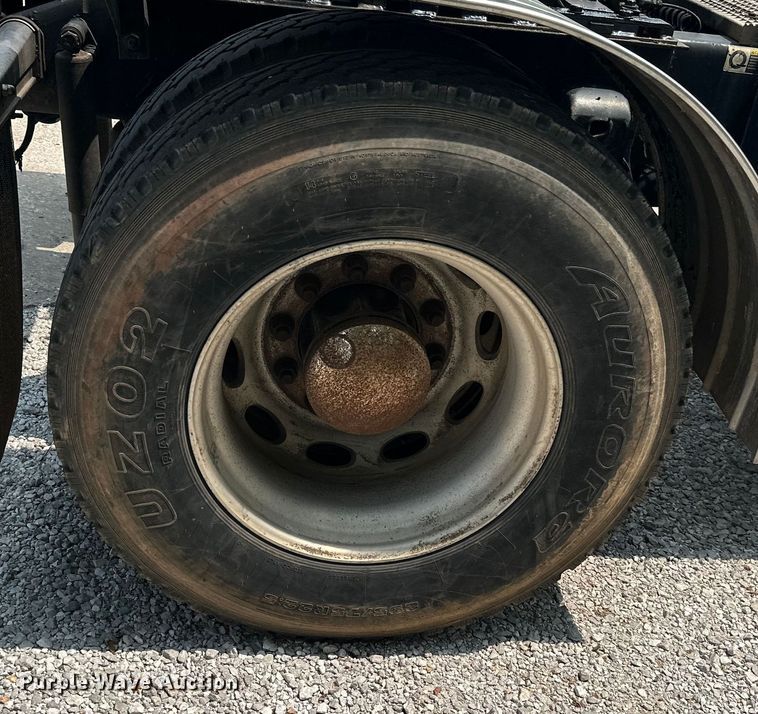 image for item ML9209 2003 Peterbilt 385  semi truck