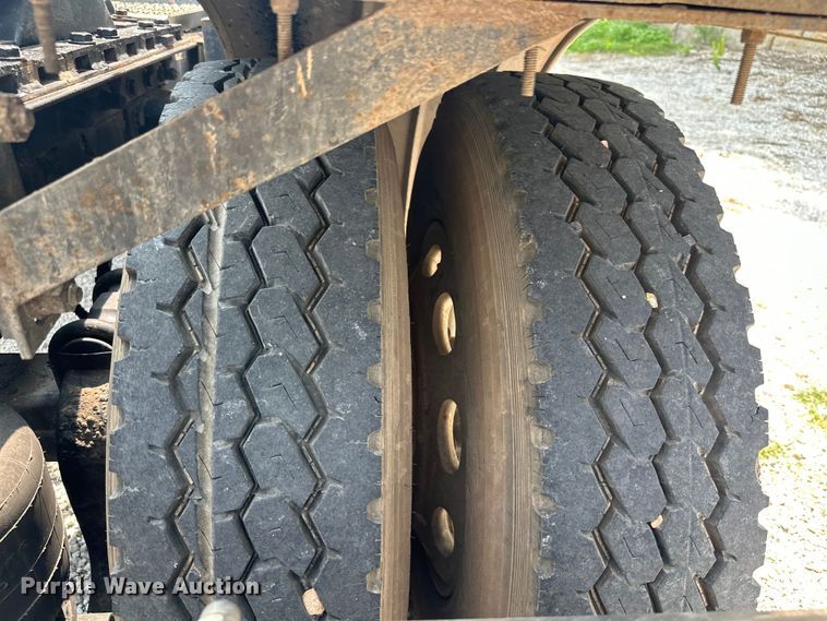 image for item ML9209 2003 Peterbilt 385  semi truck