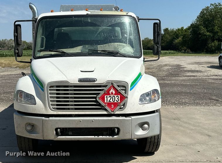 image for item ML9261 2006 Freightliner Business Class M2  fuel truck