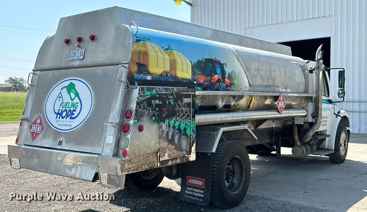 image for item ML9261 2006 Freightliner Business Class M2  fuel truck