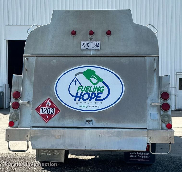 image for item ML9261 2006 Freightliner Business Class M2  fuel truck