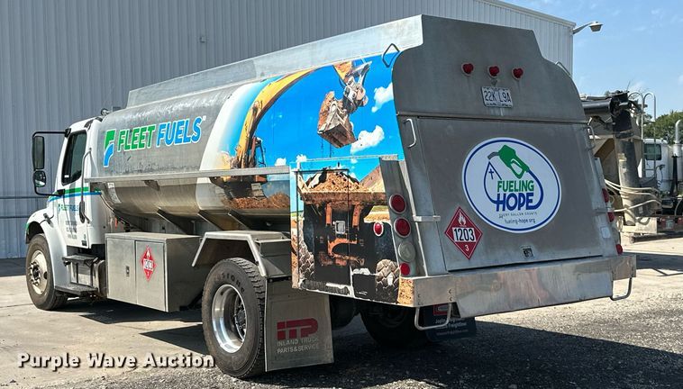 image for item ML9261 2006 Freightliner Business Class M2  fuel truck