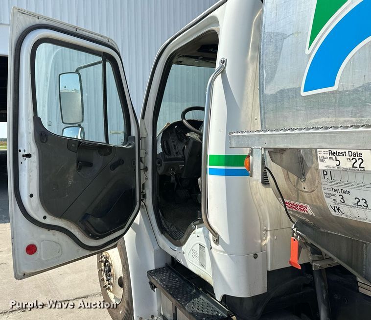 image for item ML9261 2006 Freightliner Business Class M2  fuel truck