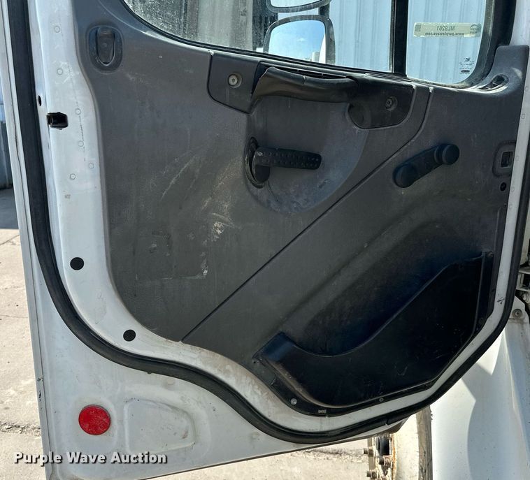 image for item ML9261 2006 Freightliner Business Class M2  fuel truck