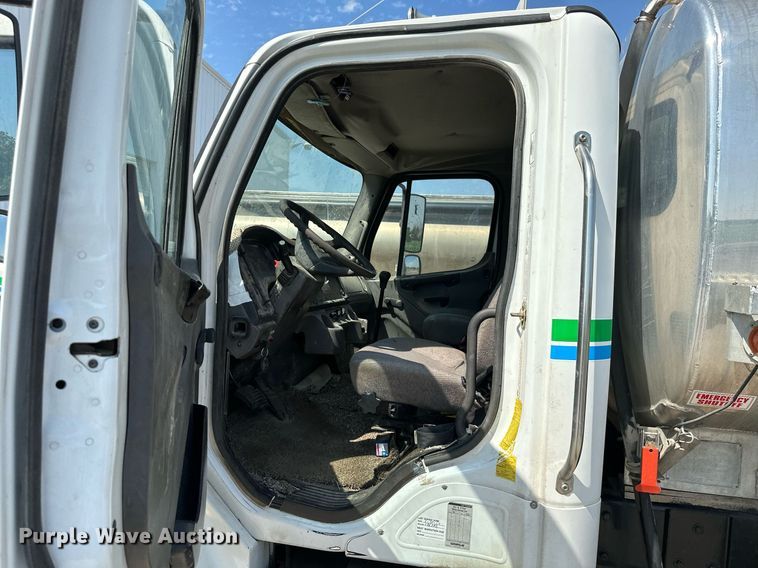 image for item ML9261 2006 Freightliner Business Class M2  fuel truck