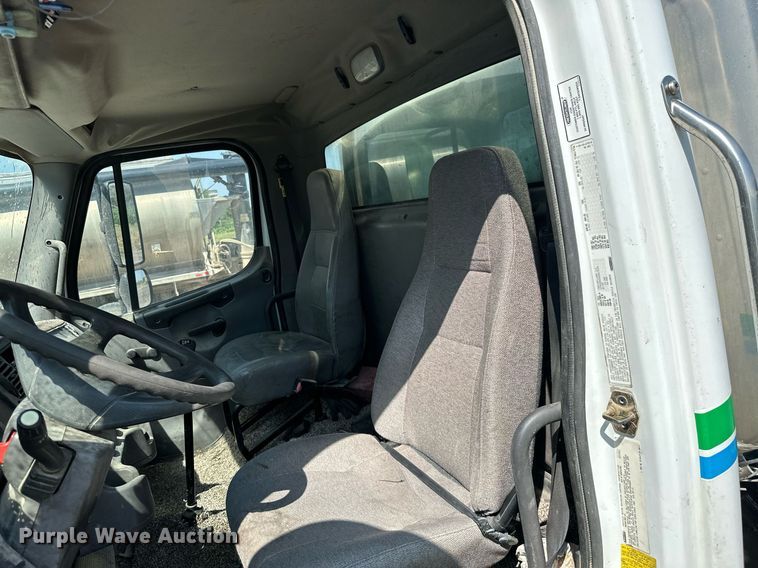 image for item ML9261 2006 Freightliner Business Class M2  fuel truck