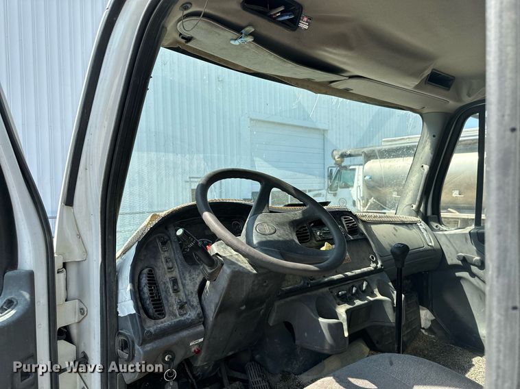 image for item ML9261 2006 Freightliner Business Class M2  fuel truck