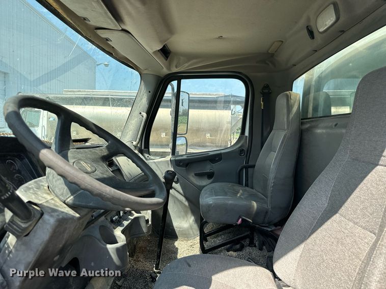 image for item ML9261 2006 Freightliner Business Class M2  fuel truck