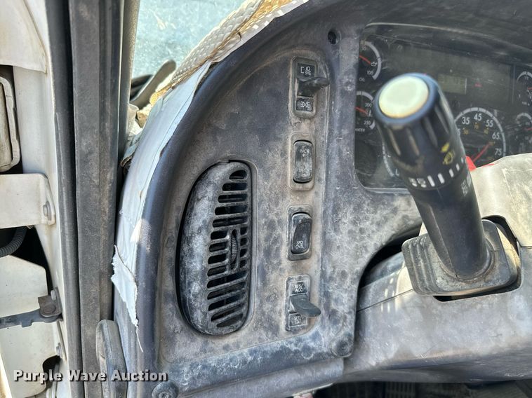 image for item ML9261 2006 Freightliner Business Class M2  fuel truck