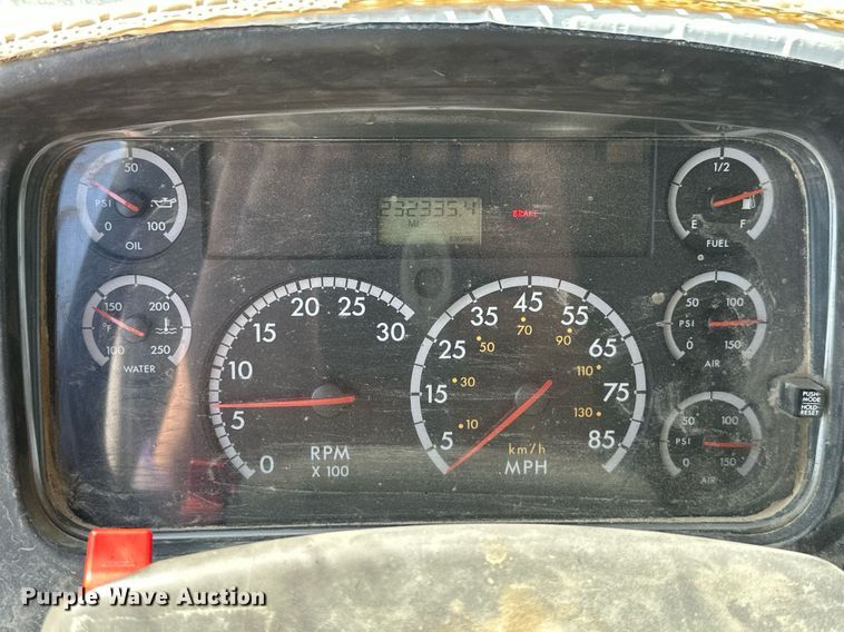 image for item ML9261 2006 Freightliner Business Class M2  fuel truck