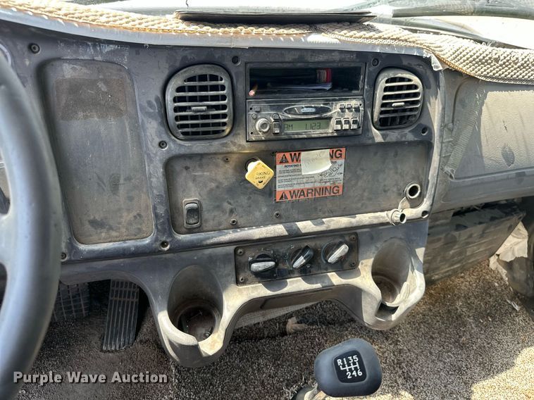 image for item ML9261 2006 Freightliner Business Class M2  fuel truck