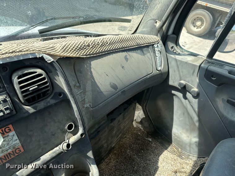 image for item ML9261 2006 Freightliner Business Class M2  fuel truck