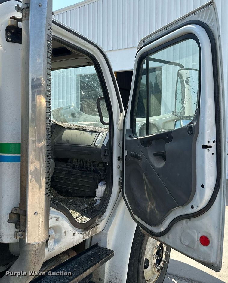 image for item ML9261 2006 Freightliner Business Class M2  fuel truck