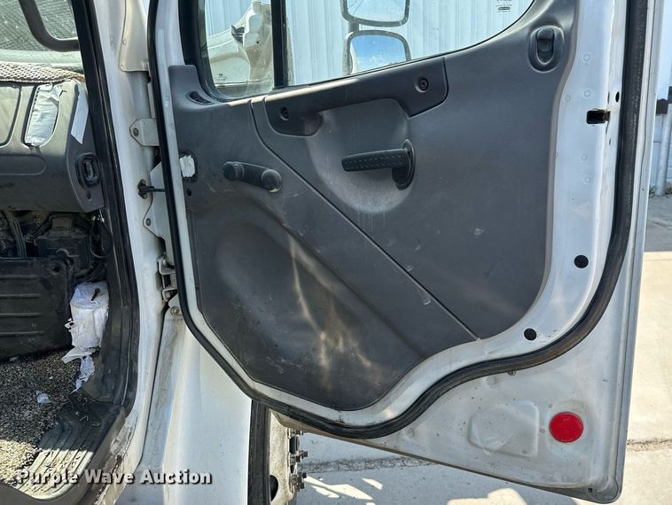 image for item ML9261 2006 Freightliner Business Class M2  fuel truck