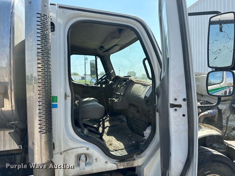 image for item ML9261 2006 Freightliner Business Class M2  fuel truck