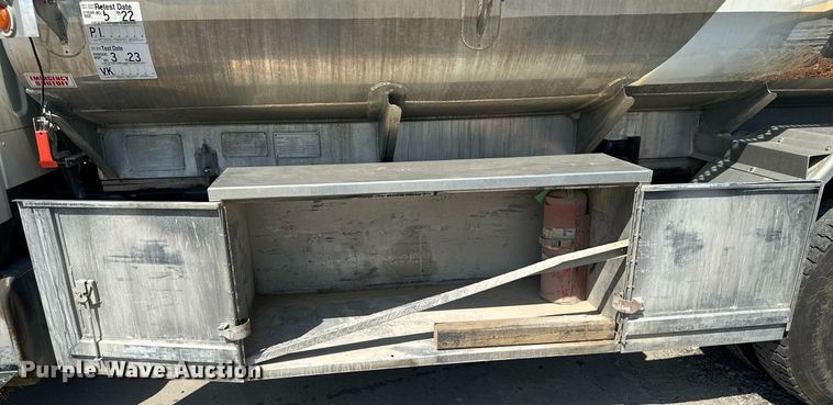 image for item ML9261 2006 Freightliner Business Class M2  fuel truck