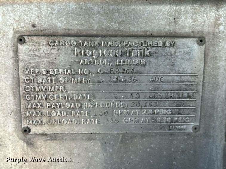 image for item ML9261 2006 Freightliner Business Class M2  fuel truck