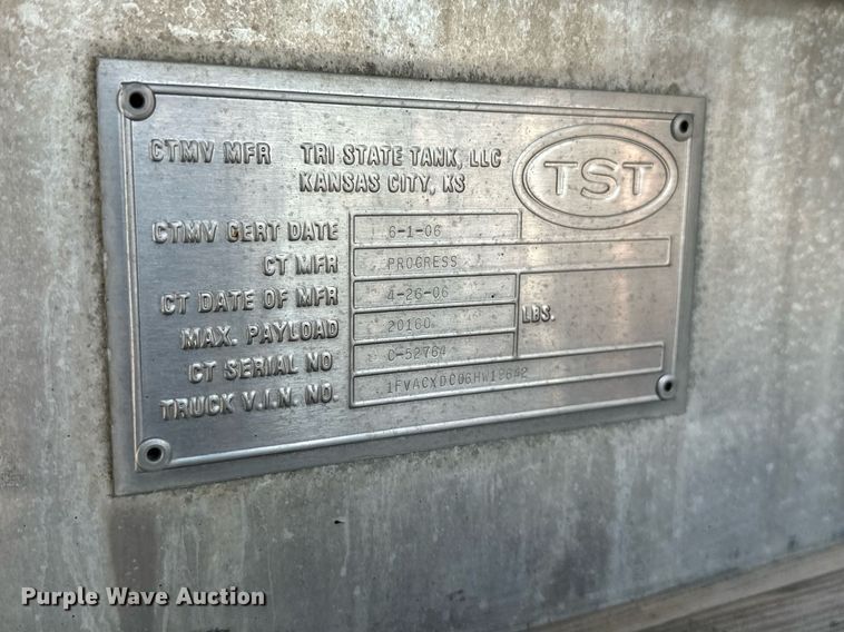 image for item ML9261 2006 Freightliner Business Class M2  fuel truck