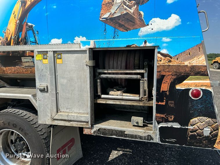 image for item ML9261 2006 Freightliner Business Class M2  fuel truck