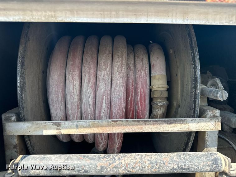 image for item ML9261 2006 Freightliner Business Class M2  fuel truck