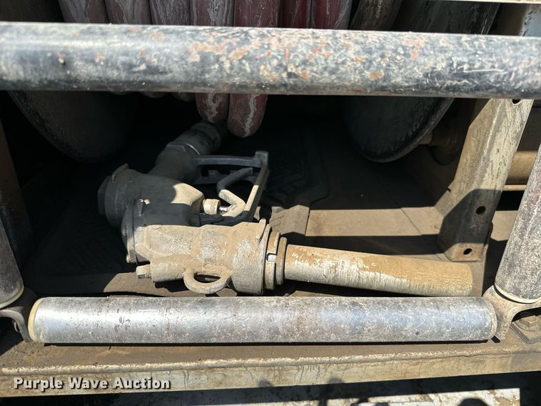 image for item ML9261 2006 Freightliner Business Class M2  fuel truck