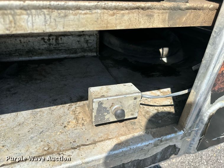 image for item ML9261 2006 Freightliner Business Class M2  fuel truck