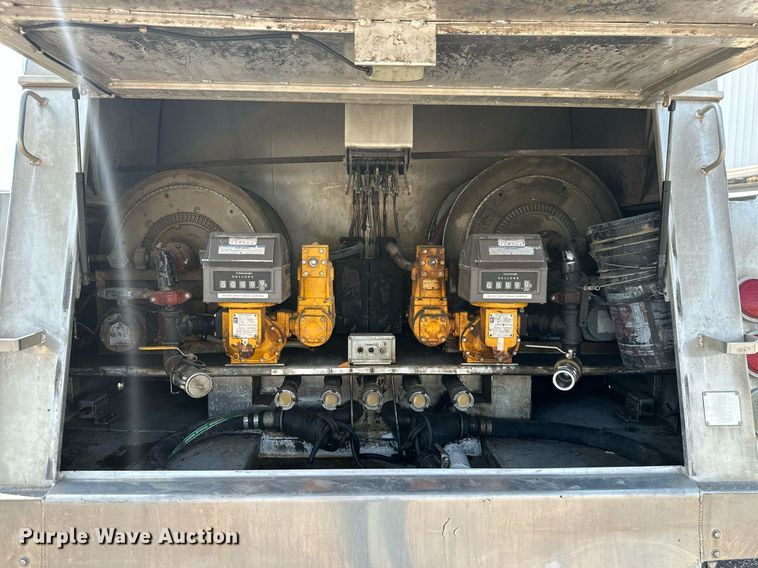 image for item ML9261 2006 Freightliner Business Class M2  fuel truck